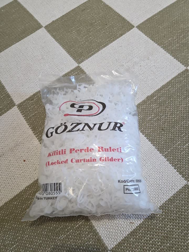 Univerzalne kukice za zavese