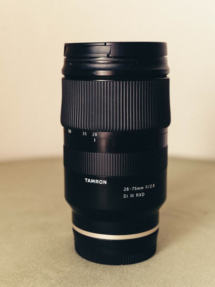 Tamron 28-75mm f/2.8 Di III RXD za Sony FE — za popravku / za delove