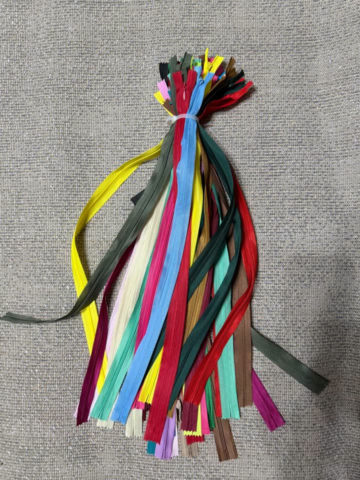 38 потайных молний 50 см - 500 RSD.