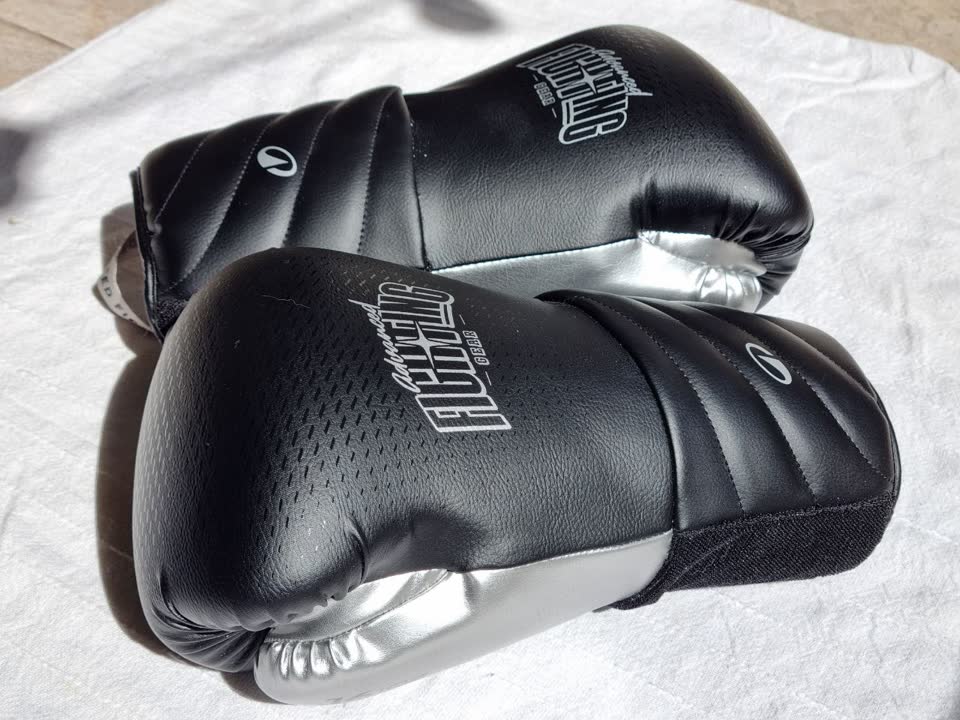 Продам боксёрские перчатки и обувь для бокса Outshock из Decathlon