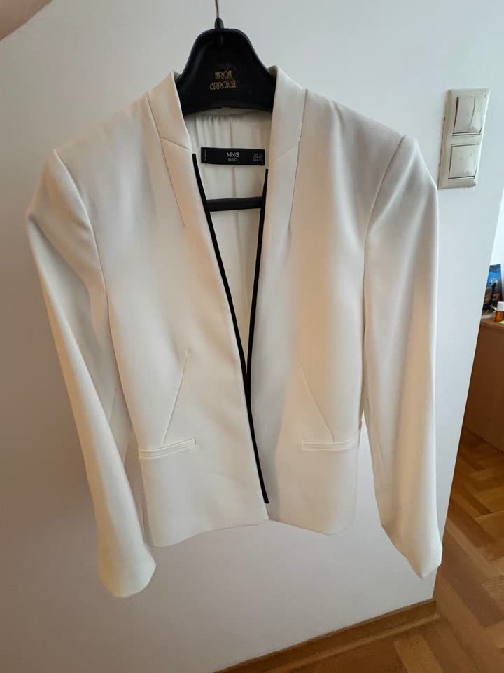 Blejzer Mango XS, 2500 RSD preuzeti kod hotela Metropol