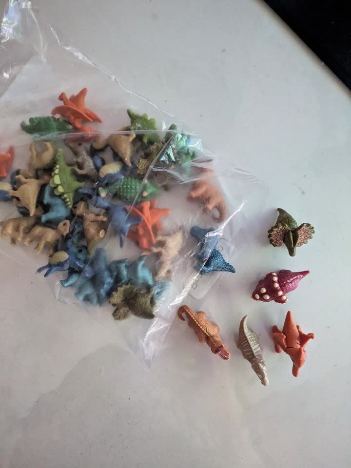 Paketić dinosaurića iz Kinder iznenađenja