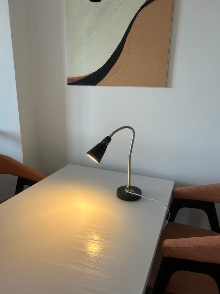 Лампа из IKEA с теплым мягким светом, металлическая, лампа подвижная, можно направлять в люб