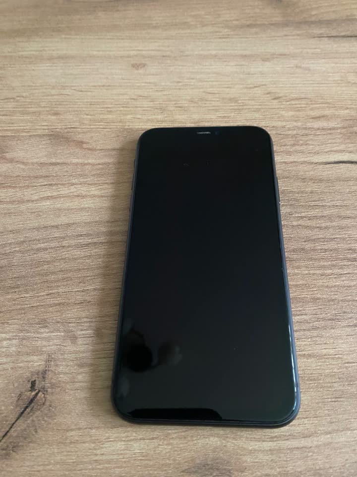 Prodajem iPhone 11 256GB