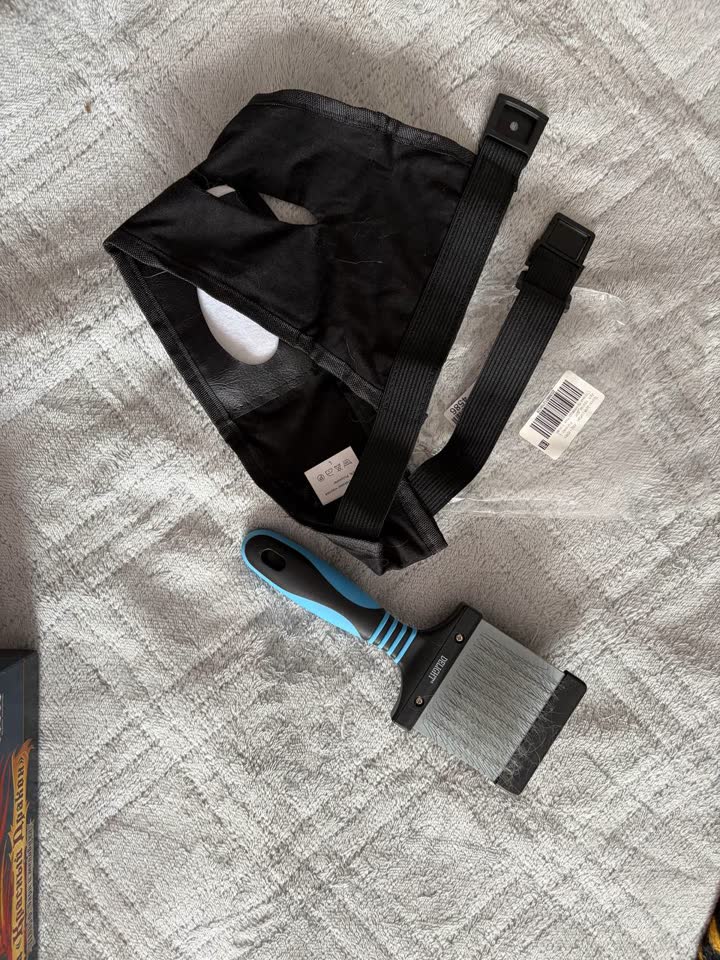 Gaćice za kuju u teranju veličine L i slicker četka za dlaku