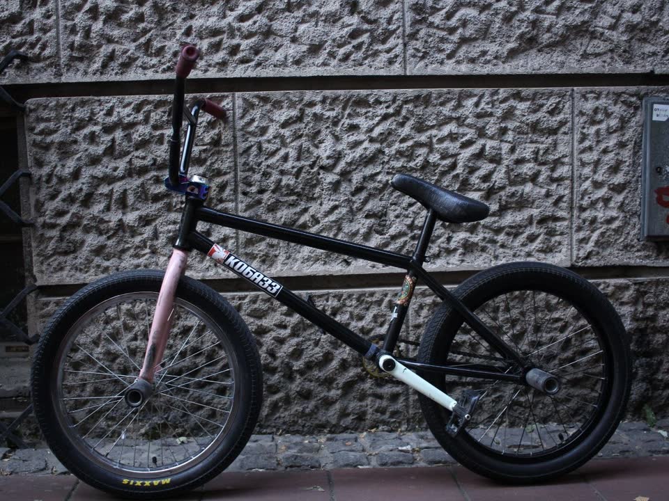 Prodajem custom BMX. Bicikl je sklopljen od kvalitetnih aftermarket komponenti. U sklapanju je mno