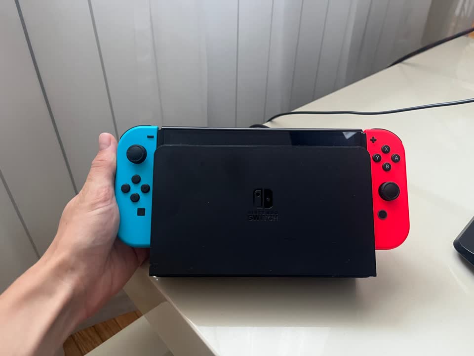 Nintendo Switch 1 OLED + dock stanica + igre + gejmpad + kartica 256 GB + futrola