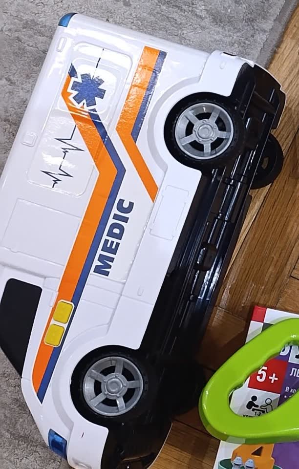 Большая машина скорой помощи MEDIC