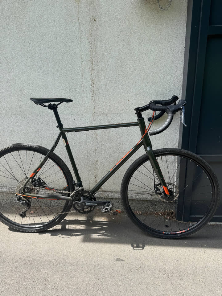 Hromolovni gravel/touring Fuji Jari 2.3 58cm + delovi