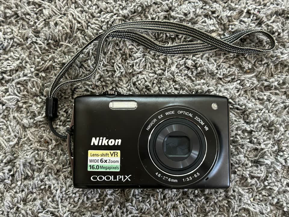 Prodajem fotoaparat Nikon Coolpix S3300