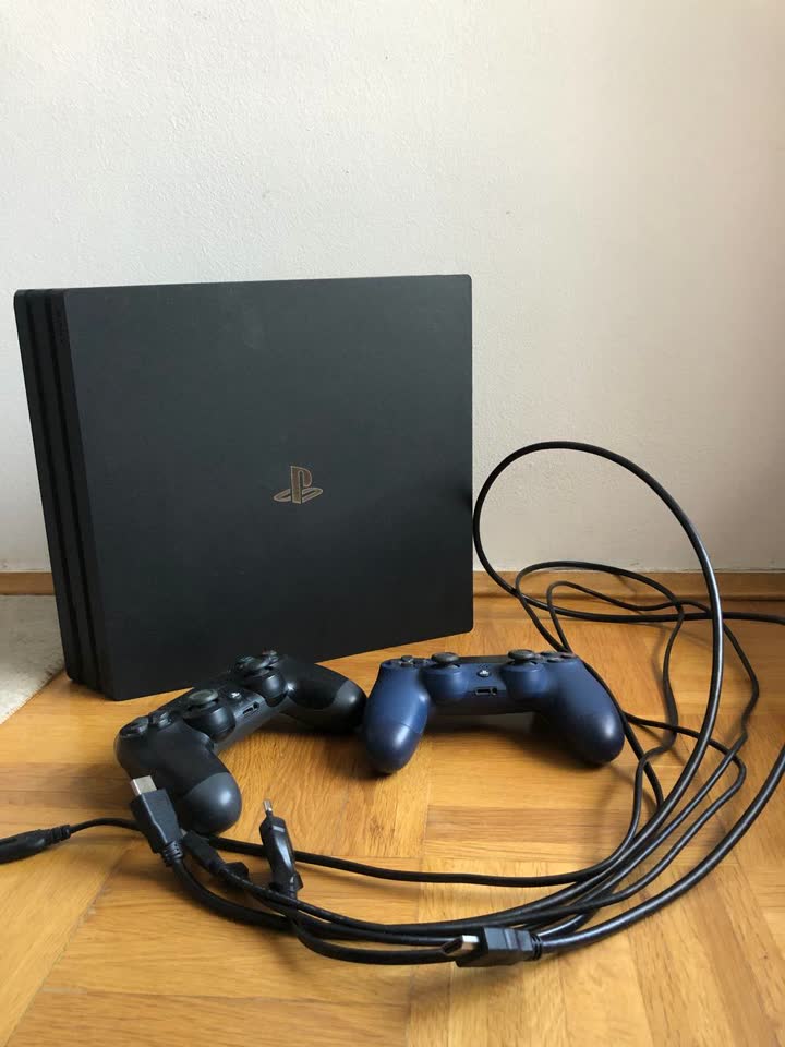 PlayStation 4 Pro 1TB + 2 геймпада + игры