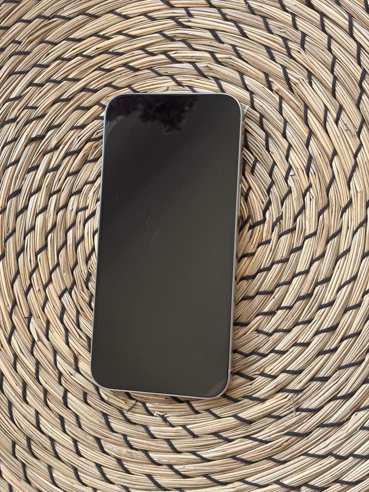 Prodajem iPhone 15 Pro Max 256 GB