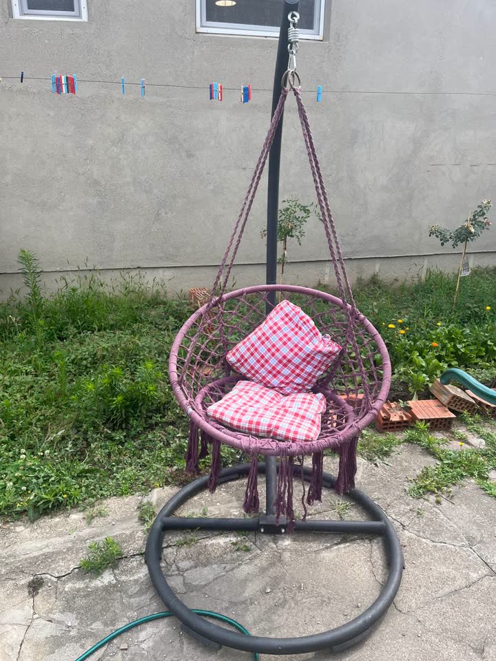 Viseća fotelja-ljuljaška tipa gnezdo