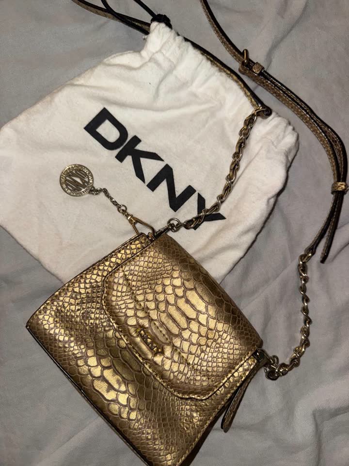 Сумка-малышка DKNY