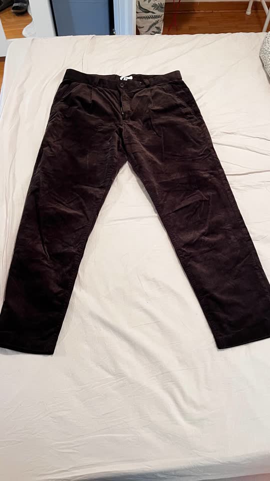 Dajem za voće, smeđe somotske pantalone. Skupile su se po dužini zbog nepravilnog pranja.