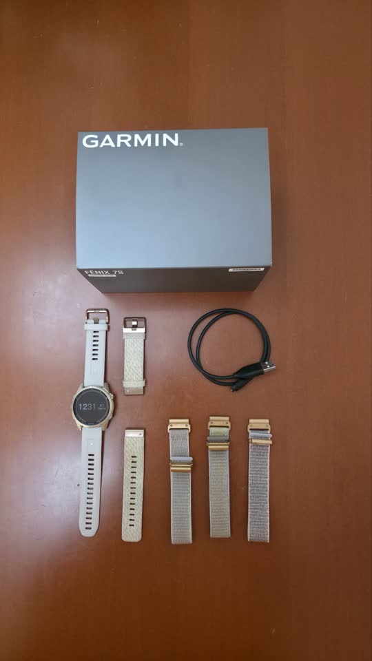 Смарт-часы Garmin Fenix 7S Sapphire Solar + сменные ремешки, 350 евро.