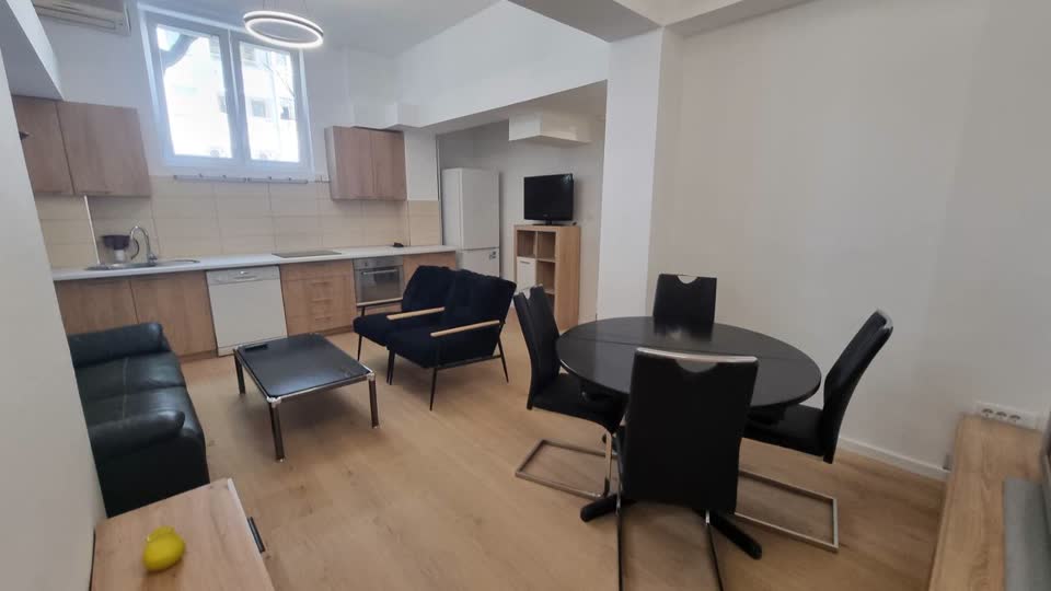 Izdaje se dvosoban stan u Novom Beogradu, Blok 28