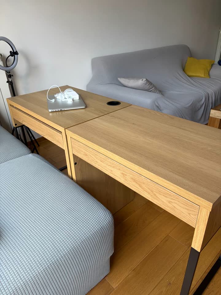 Prodajem 2 ista stola IKEA MICKE