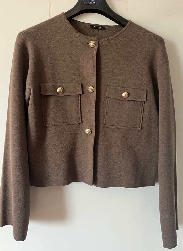 1. Трикотажный кардиган Massimo Dutti. Размер М. В отличном состоянии. Цена 4000 дин.