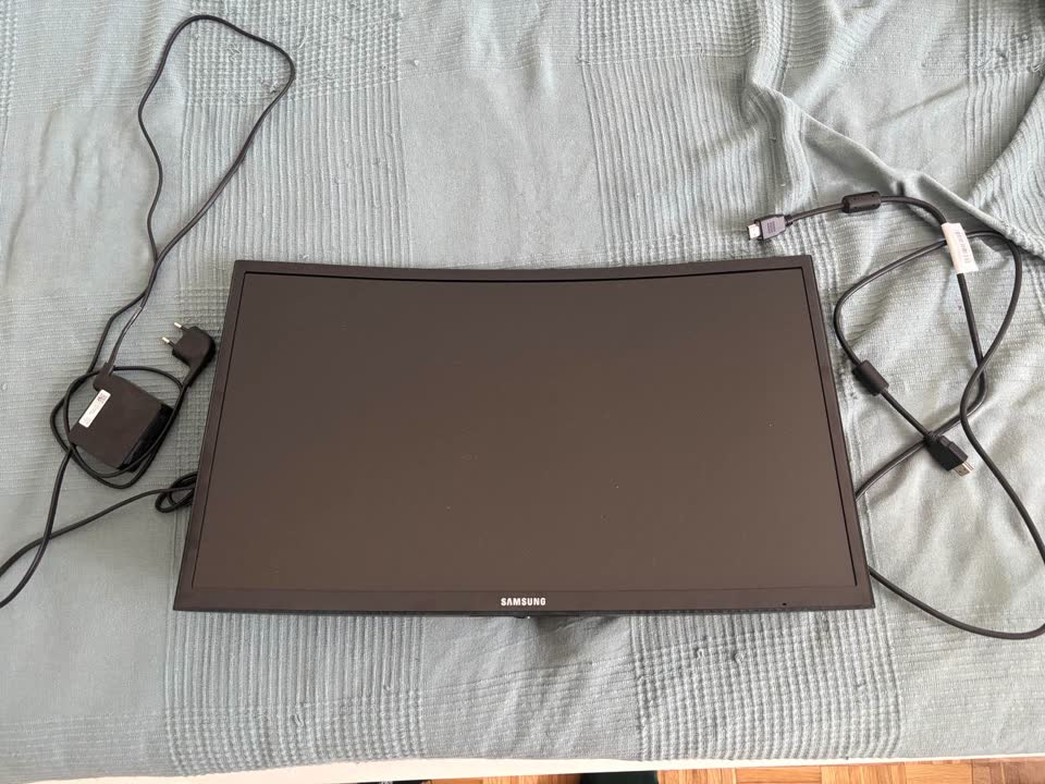 Zdravo! prodajem zakrivljeni monitor Samsung C24F390FHR