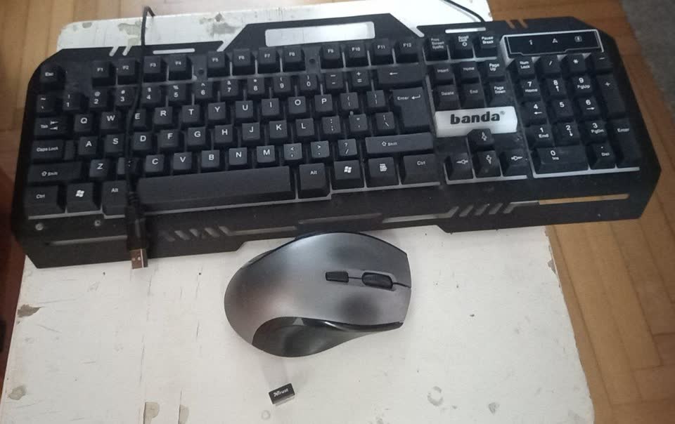 Prodajem miš i tastaturu za računar