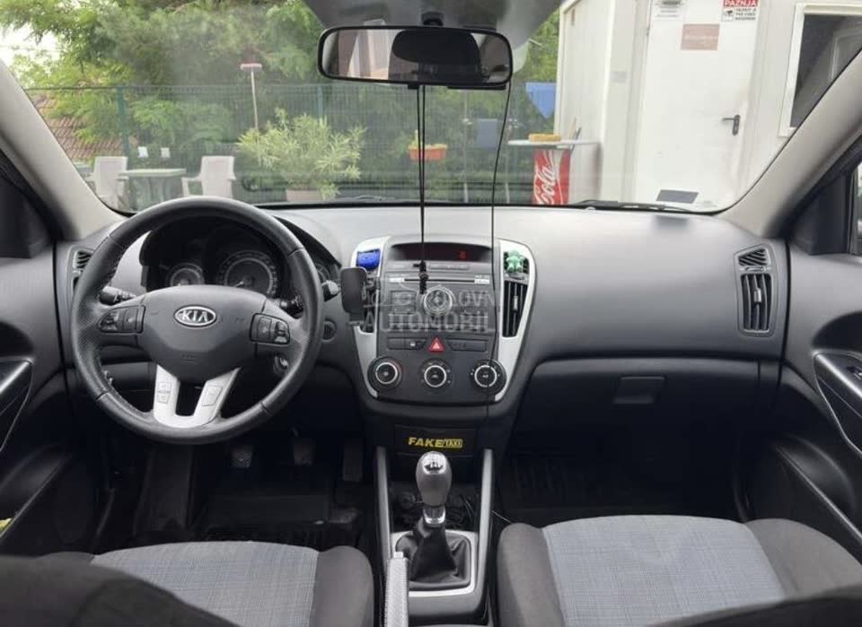 Kia cee'd LX 2011
