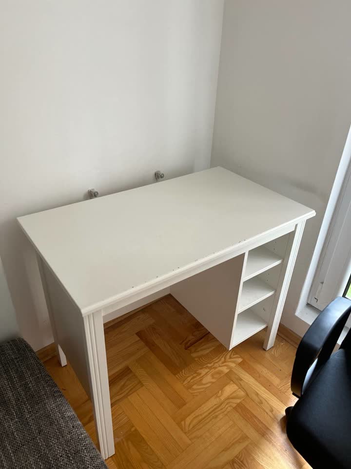 Radni sto IKEA. Ima tragove korišćenja. 2000 din. Lično preuzimanje iz Vračara