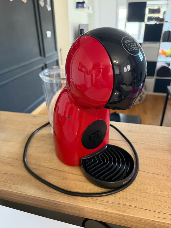Капсульная кофеварка Nescafe DolceGusto Krups в идеальном состоянии, почти не пользовались