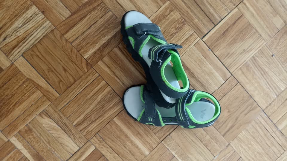 Poklanjam dobre sandale