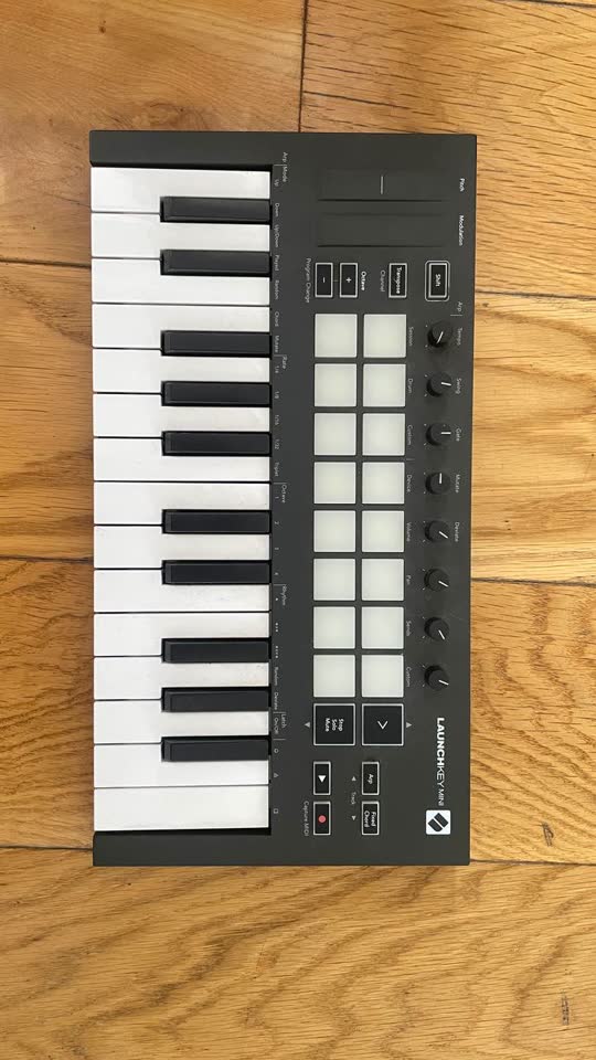 Novation Launchkey Mini MK3 — MIDI tastatura