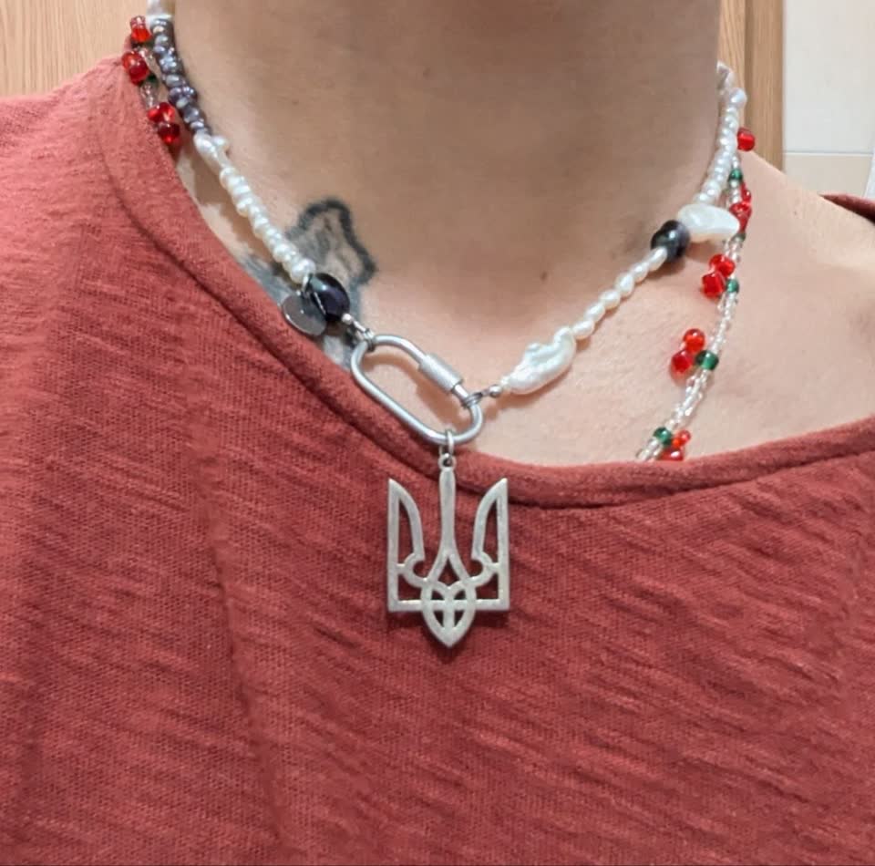 Утеряно жемчужное ожерелье с гербом Украины