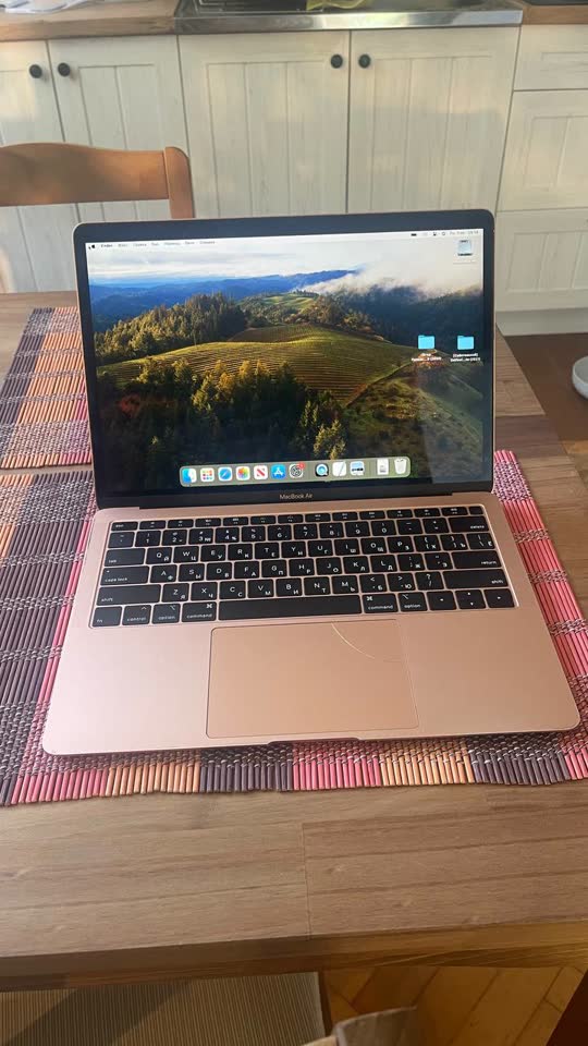 MacBook Air 2019 - 180€ повидавший жизнь, но рабочий! Диск на 256, характеристики на фото. И