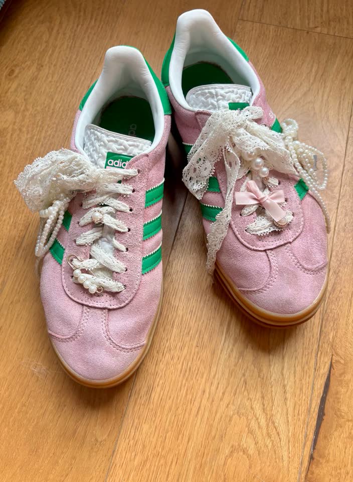 Ružaste patike Adidas Gazelle sa custom pertlama