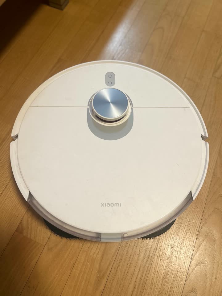 Prodajem robot-usisivač Xiaomi Robot Vacuum S20+ u odličnom stanju. Potpuno ispravan, radi bez