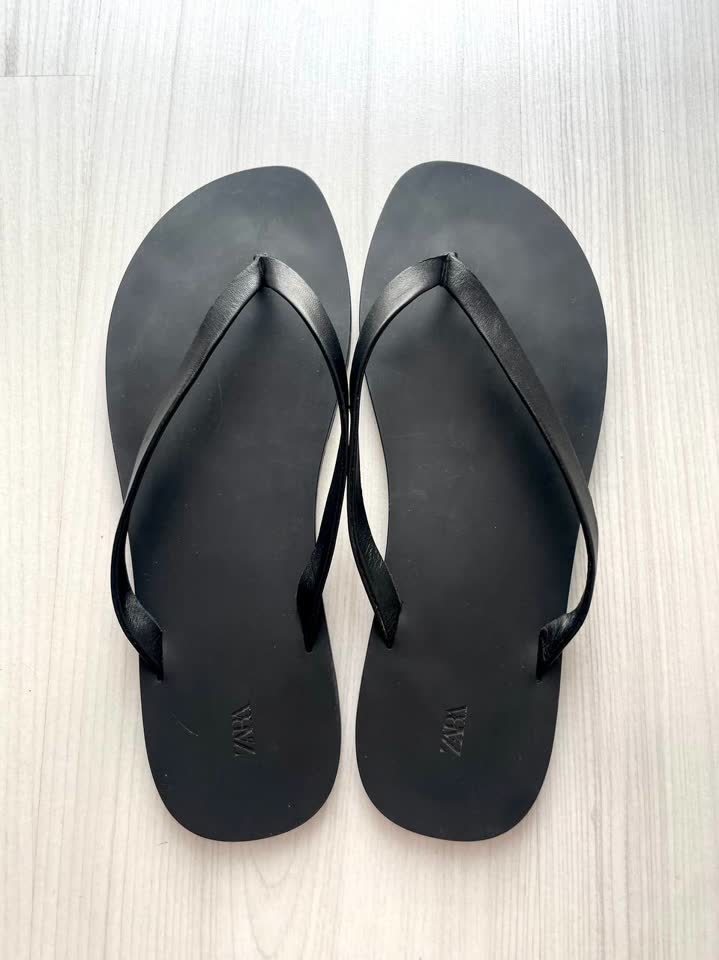 Минималистичные кожаные вьетнамки Zara