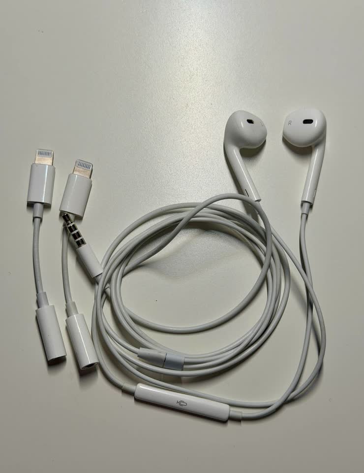 Apple EarPods 3.5mm + 2 adaptera 3.5 to lightning