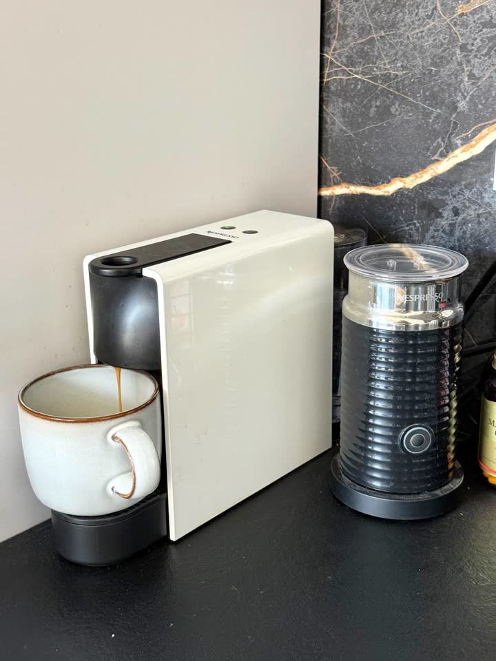 Nespresso aparat za kafu sa penušavcem za mleko