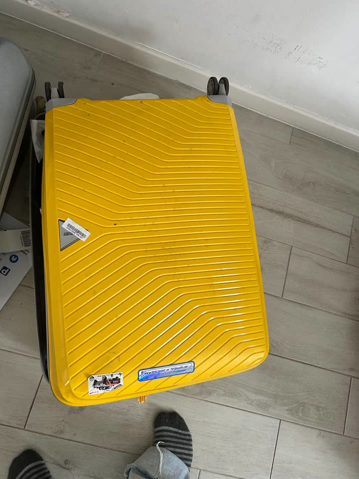U odličnom stanju, sve je čitavo, menjam za manju veličinu, ovo je srednja. Nisam prala - inače je on