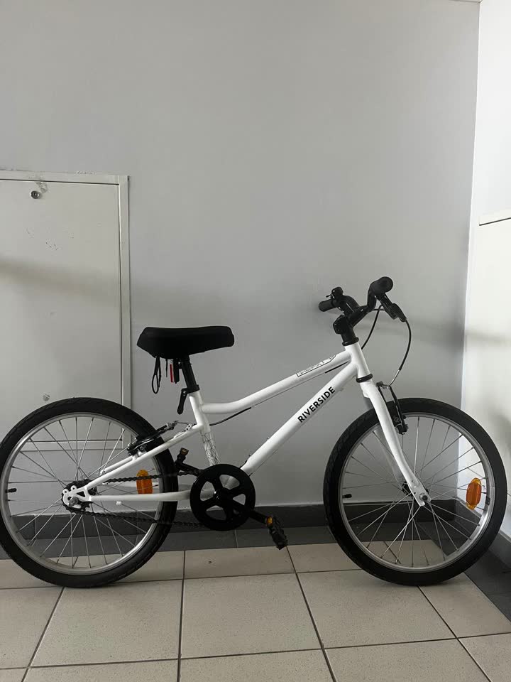 Prodajem dečji bicikl. U veoma dobrom stanju. Uz njega dajem sedište. Vozili smo ga veoma malo.