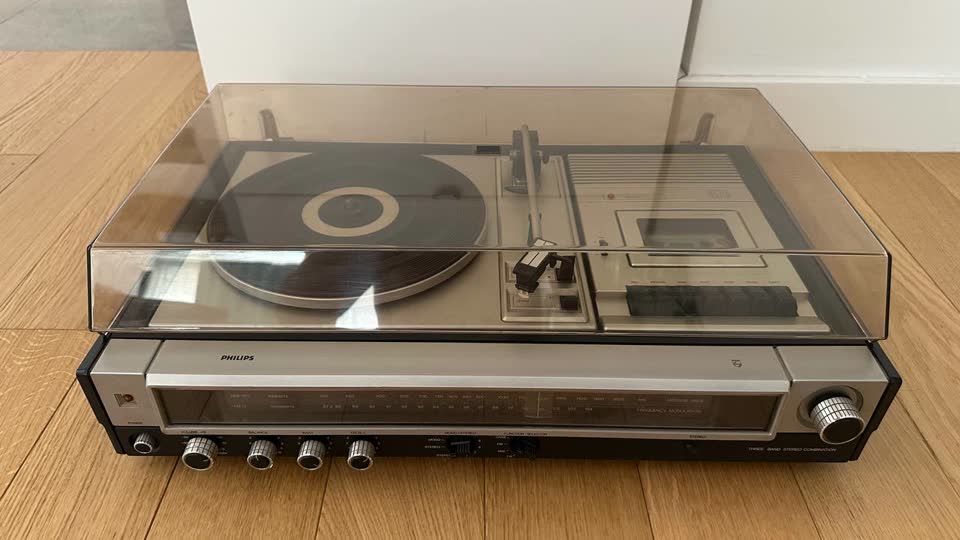 Продам проигрыватель Philips (3 в 1)