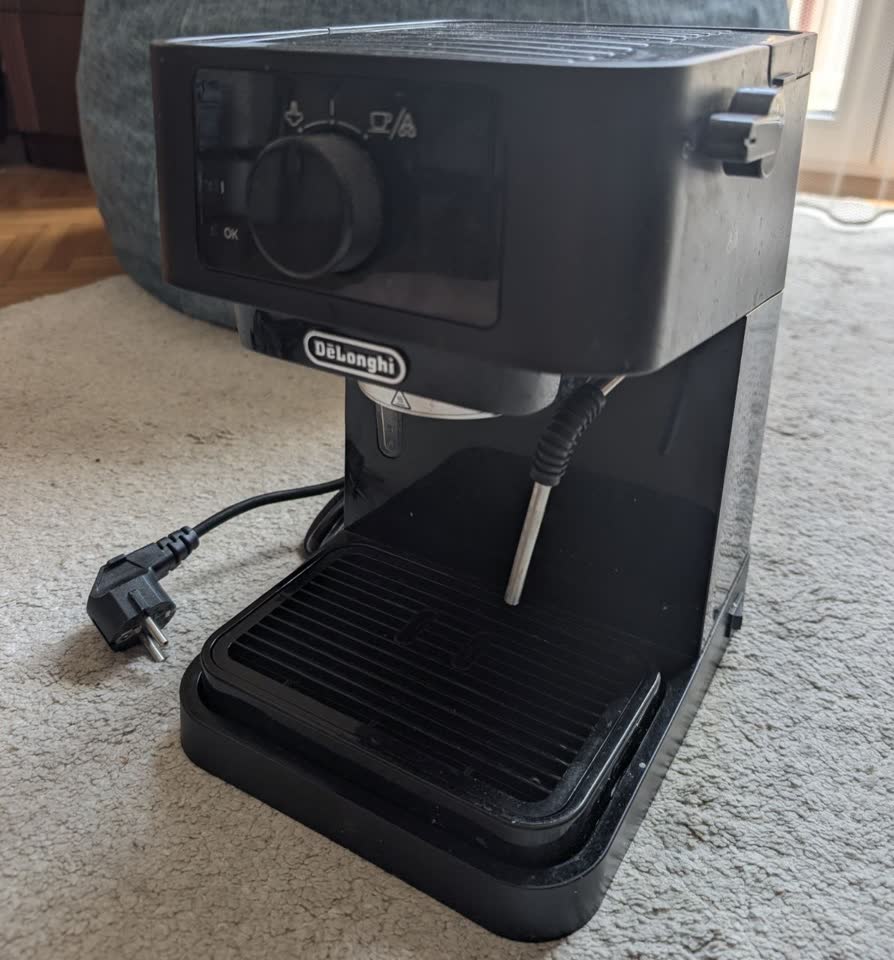 Ručna espresso mašina DeLonghi EC 230.BK