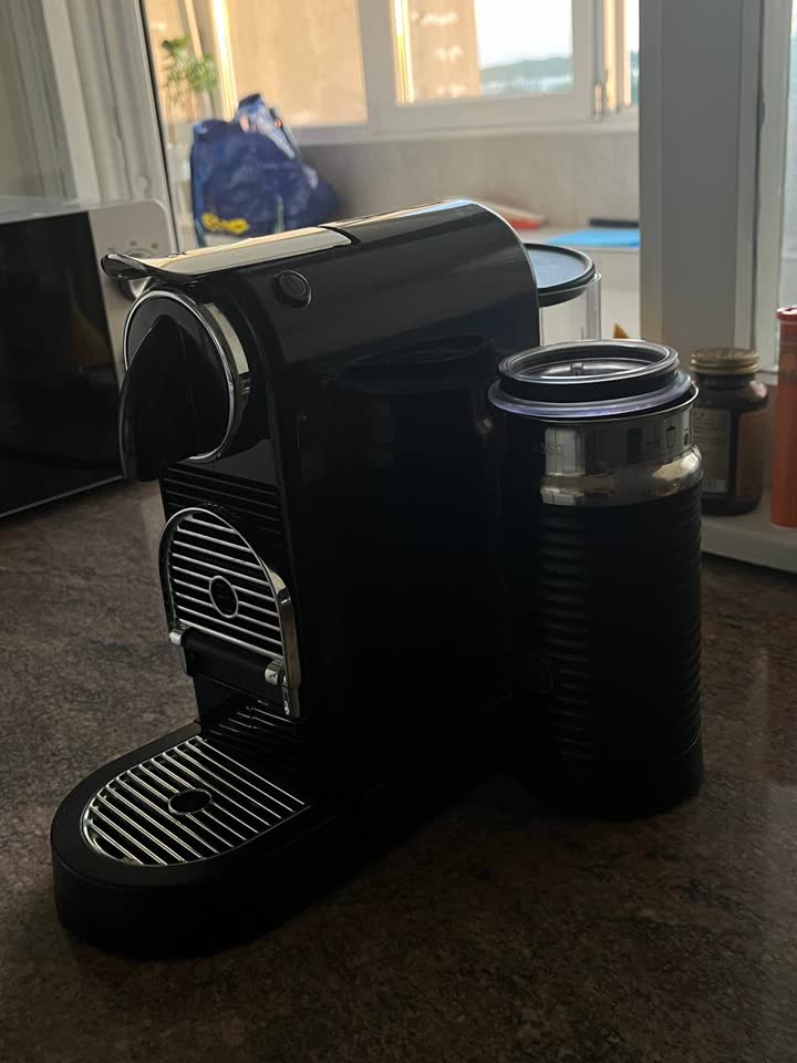 Prodajemo Nespresso aparat za kafu sa kapućinatorom