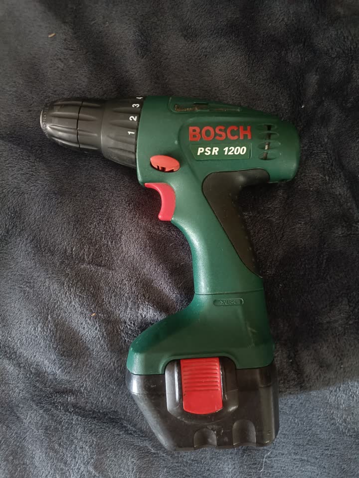 Шуруповёрт Bosch PSR1200 в комплекте с зарядником