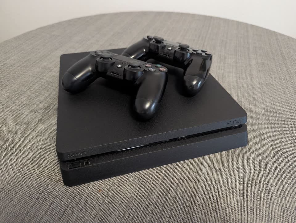 Prodajem PlayStation 4 Slim (PS4) 512gb i igre
