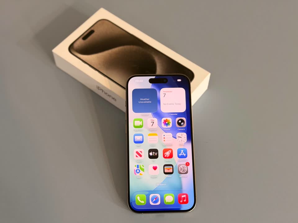 Prodajem iPhone 15 Pro 128GB Natural Titanium