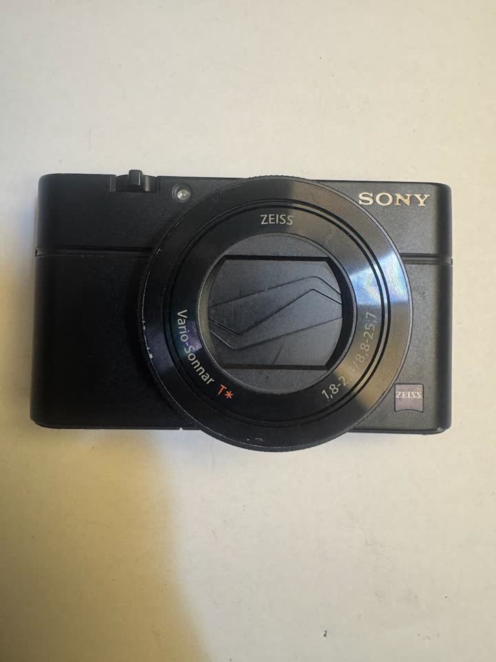 Prodajem Sony RX-100 IV