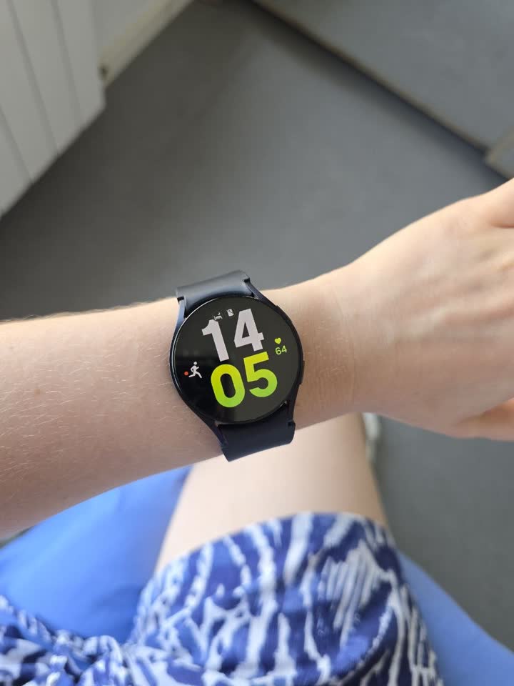 Продаю Samsung Galaxy Watch 6 40mm, носила всего 2 недели, не подошёл размер