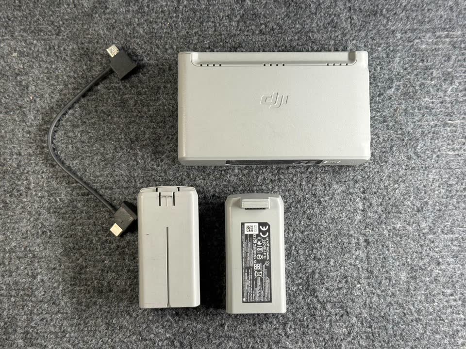 2 оригинальных аккумулятора DJI Mini 2 + зарядный хаб + кейс