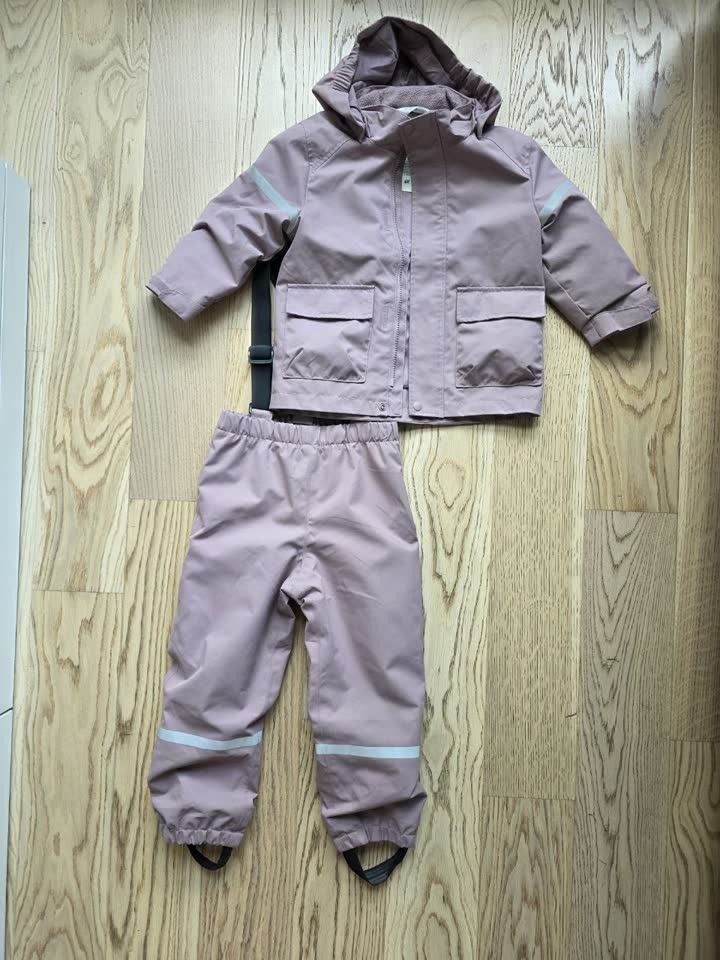 Prodaje se komplet HM 98-104 (2-4 godine) jakna+pantalone.