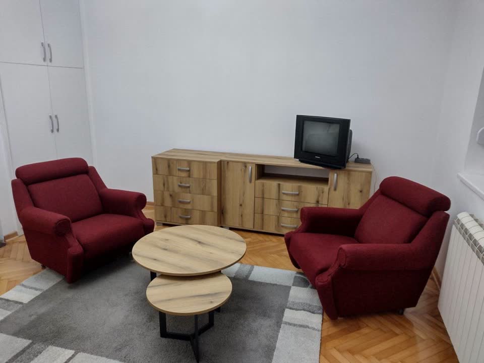 Izdajem 2-sobni stan, Dorćol, Brace Baruha